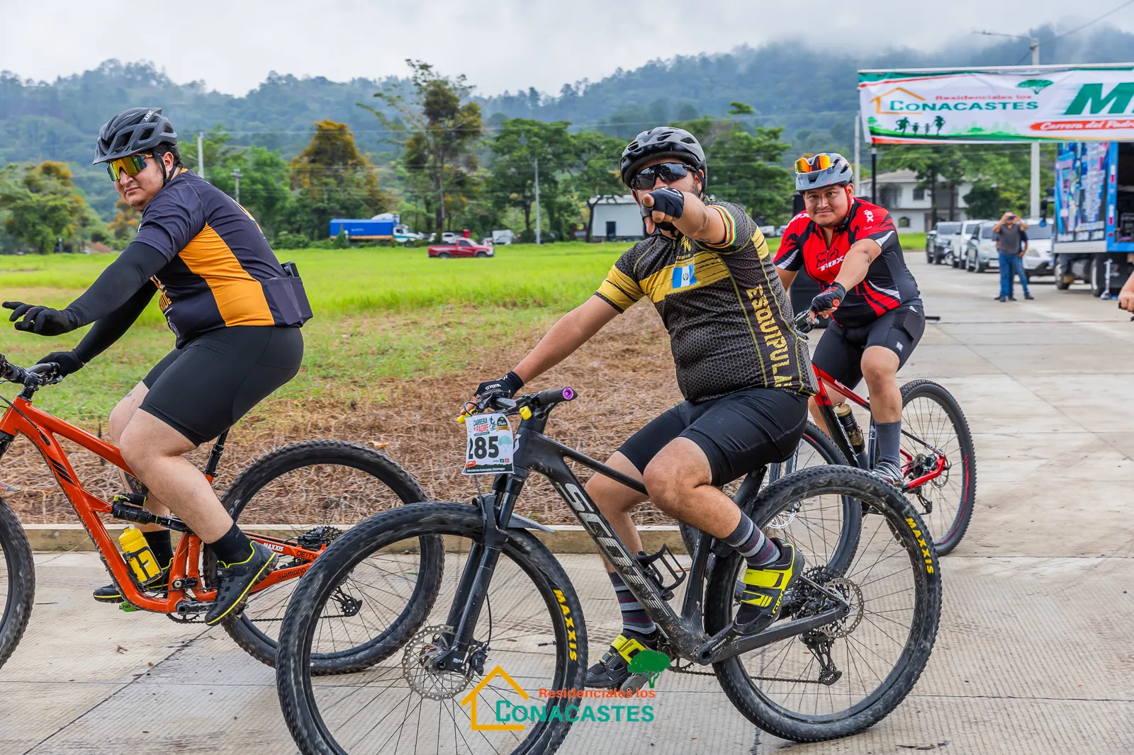 Cobertura profesional de ciclistas durante un evento deportivo