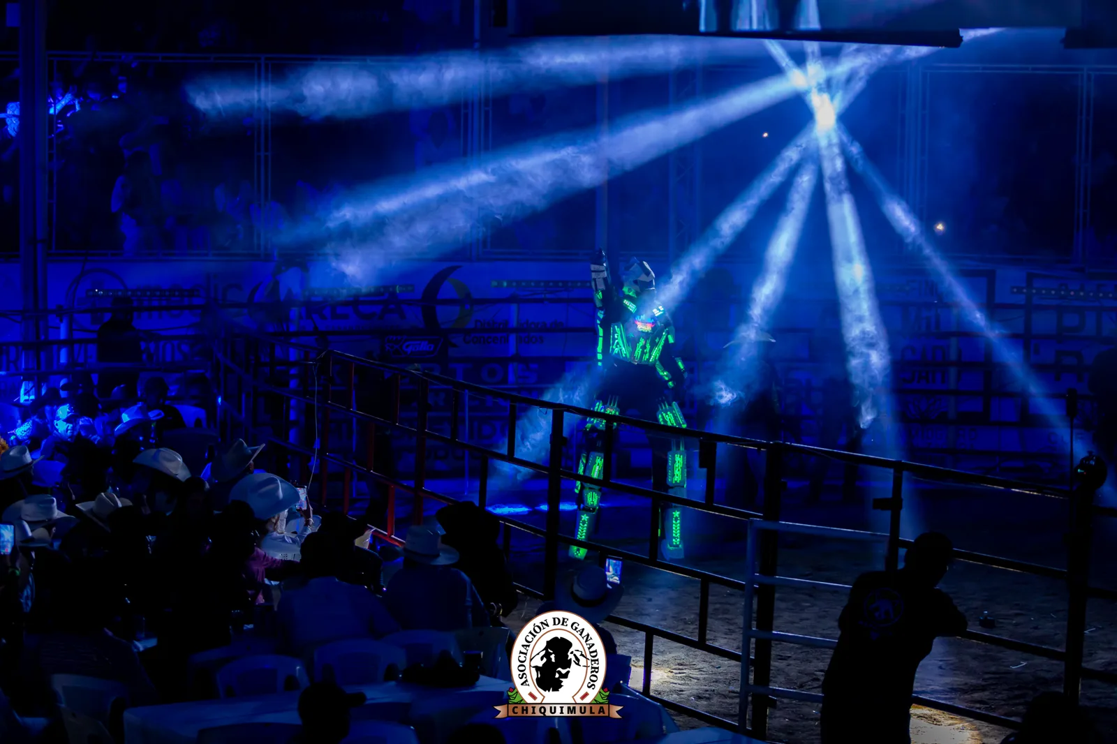 Producción audiovisual de Mapache Studio durante un espectáculo de rodeo